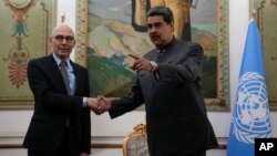 El Alto Comisionado de la ONU para los derechos humanos, Volker Türk, estrecha la mano del presidente venezolano Nicolás Maduro, quien gesticula durante una reunión en el palacio de Miraflores, en Caracas, el 27 de enero de 2023.