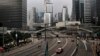 Activistas en Hong Kong despejan las calles y pasan a parque