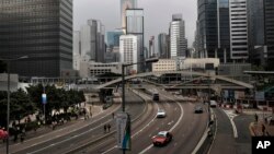 Una importante avenida en el centro de Hong Kong aparece reabierta al tráfico tras una manifestación masiva contra una reforma del proceso de extradición en Hong Kong, el lunes 17 de junio de 2019. 