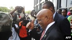 L'ancien candidat libérien au Parti de la Liberté d'opposition, Charles Brumskine, à droite, quitte la Cour suprême à Monrovia, Liberia, novembre 2017.