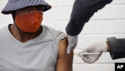 جنوبی افریقہ میں ایک رضاکار پر کرونا وائرس سے بچاؤ کی تجرباتی ویکیسن دی جا رہی ہے۔
