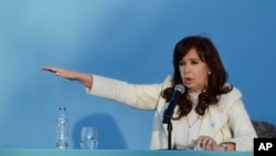 ARCHIVO - La exvicepresidenta argentina Cristina Fernández de Kirchner habla durante la ceremonia de inauguración del Microestadio Néstor Kirchner en Quilmes, Buenos Aires, Argentina, el 27 de abril de 2024.