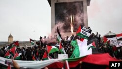 Manifestantes participam numa "Marcha pela Palestina", em Londres, a 21 de outubro de 2023, para "exigir o fim da guerra em Gaza".