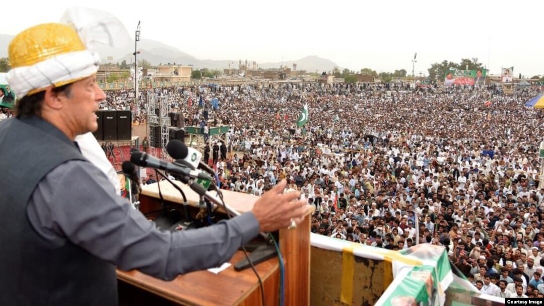 وزیراعظم عمران خان په جمرود کې د وینا په مهال.
عکس د رېډیو پاکستان په مننه.