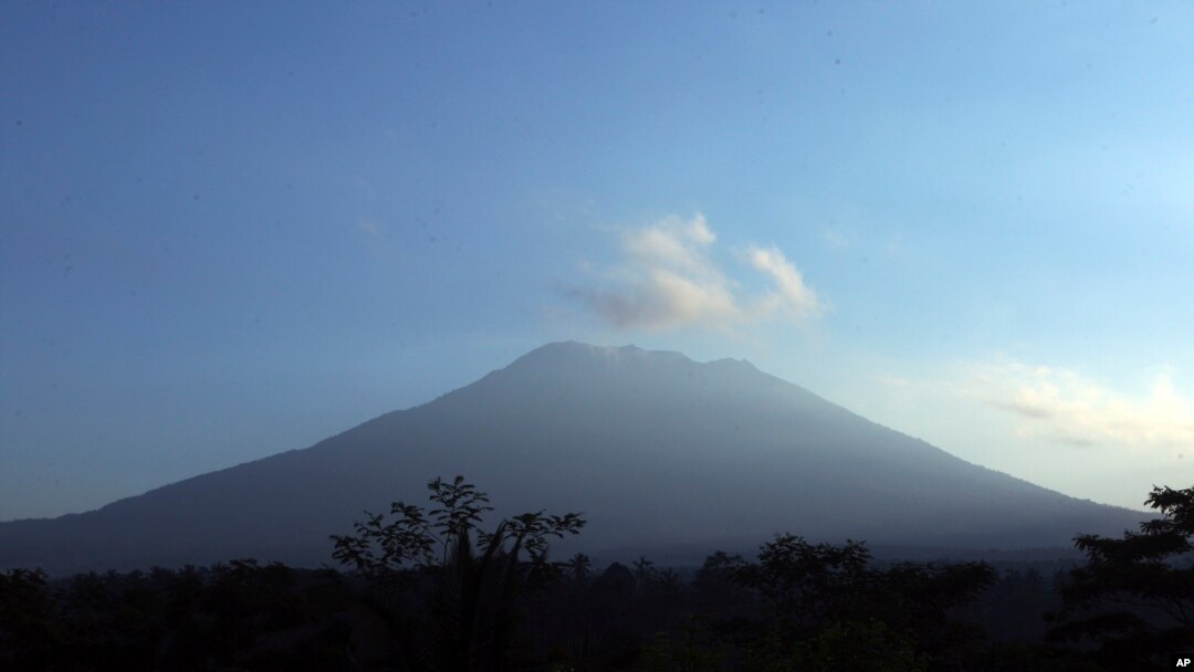 Gunung Agung di Karangasem, Bali tampak saat matahari terbit pada hari Rabu (20/9).