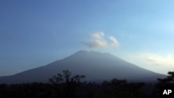 Gunung Agung saat matahari terbit di Bali, 20 September 2017. (AP Photo/Firdia Lisnawati)