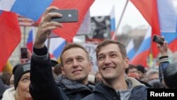 FOTO DE ARCHIVO: El líder de la oposición rusa Alexei Navalny y su hermano Oleg asisten a un mitin en memoria del político Boris Nemtsov en Moscú.