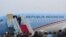 Presiden Joko Widodo di atas tangga pesawat kepresidenan di Bandara Halim Perdana Kusuma (24/10). (VOA/Andylala Waluyo)