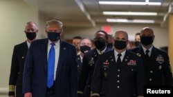Президент США во время посещения Национального военно-медицинского центра имени Уолтера Рида в Бетесде, штат Мэриленд.