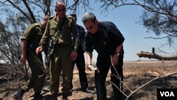 Israeli Defense Minister Ehud Barak visiting south border area, August 6, 2012. (Courtesy of Ariel Hermoni, Israel Ministry of Defense)