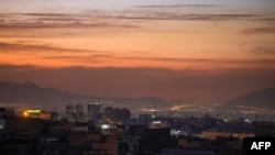 Une partie de l'horizon de Téhéran photographiée à l'aube après que plusieurs explosions ont été entendues dans la capitale iranienne, le samedi 26 octobre 2024. ((Photo par Atta Kenare/AFP)