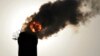 山西太原一個煙囪噴出的濃煙﹐造成環境污染。