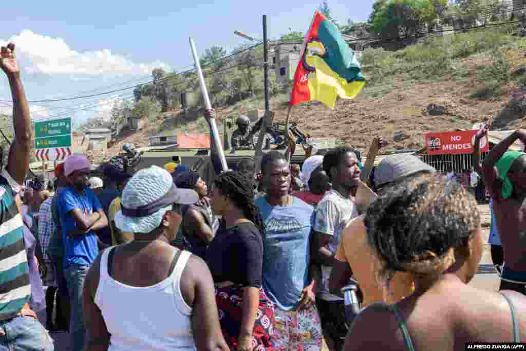 Um veículo blindado militar bloqueia a estrada enquanto os manifestantes tentam chegar ao posto fronteiriço de Ressano Garcia, entre Moçambique e a África do Sul, em 13 de novembro.