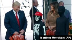 Tổng thống Hoa Kỳ Donald Trump và Đệ nhất Phu nhân Melania hôm 30/10 đã đón tiếp một số khách mời đặc biệt trên bãi cỏ phía nam Tòa Bạch Ốc nhân lễ Halloween.