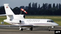 Avion kojim je, kako se veruje, transportovan haški optuženik Ratko Mladić sleteo je na aerodrom u Roterdamu.