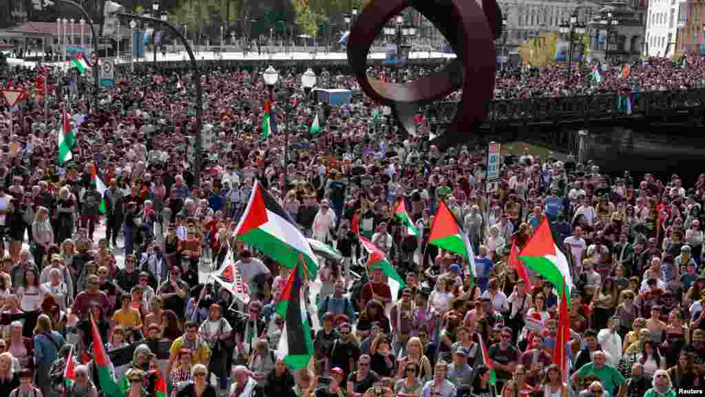 Banderas en apoyo a los palestinos son ondeadas por participantes durante una manifestación en apoyo a los palestinos, organizada por Alkartasuna Palestina (Solidaridad con Palestina), en Bilbao, España, el 5 de octubre de 2024.