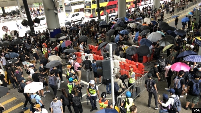 数以千计示威者参与”香港国际机场交通压力测试”行动，一度堵塞机场巴士总站。 (2019年9月1日）