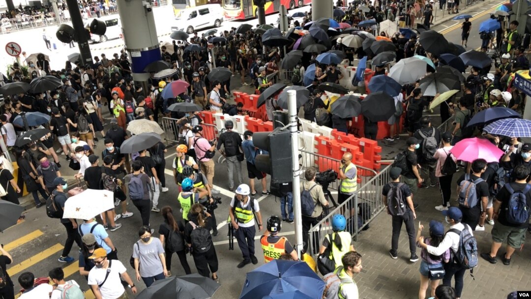 Demonstran pro-demokrasi Hong Kong melakukan aksi protes di dekat bandara hari Minggu (1/9). 
