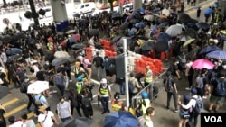 Demonstran pro-demokrasi Hong Kong melakukan aksi protes di dekat bandara hari Minggu (1/9). 