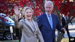 Cựu Tổng thống Bill Clinton và phu nhân, cựu Ngoại trưởng Hillary Clinton.
