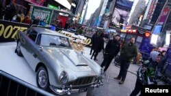 Mobil Aston Martin DB5 dalam acara promosi film James Bond terbaru, "No Time to Die" in di Manhattan, New York, 4 Desember 2019. (Foto: Reuters)