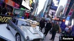 Sebuah mobil Aston Martin DB5 ditampilkan dalam ajang promosi film James Bond "No Time to Die" di area Times Square di Kota New York, pada 4 Desember 2019. (Foto: Reuters/Carlo Allegri)