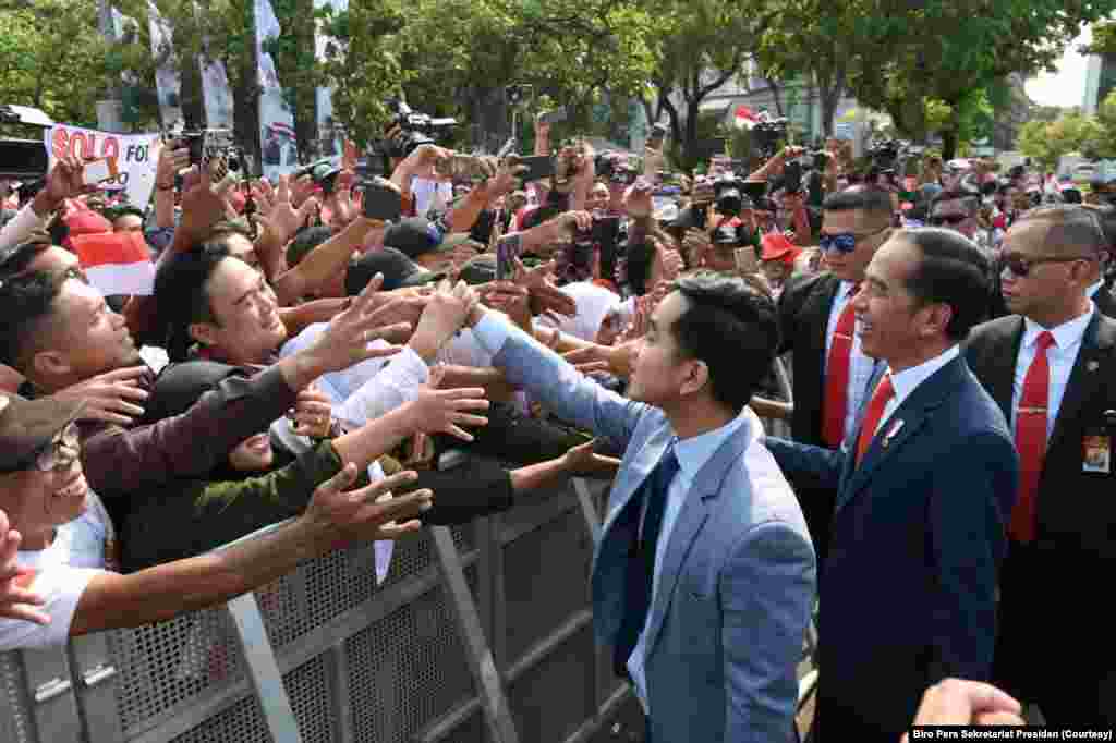 Presiden Joko Widodo mendapatkan selamat dari masyarakat seusai pelantikan, 20 Oktober 2019.