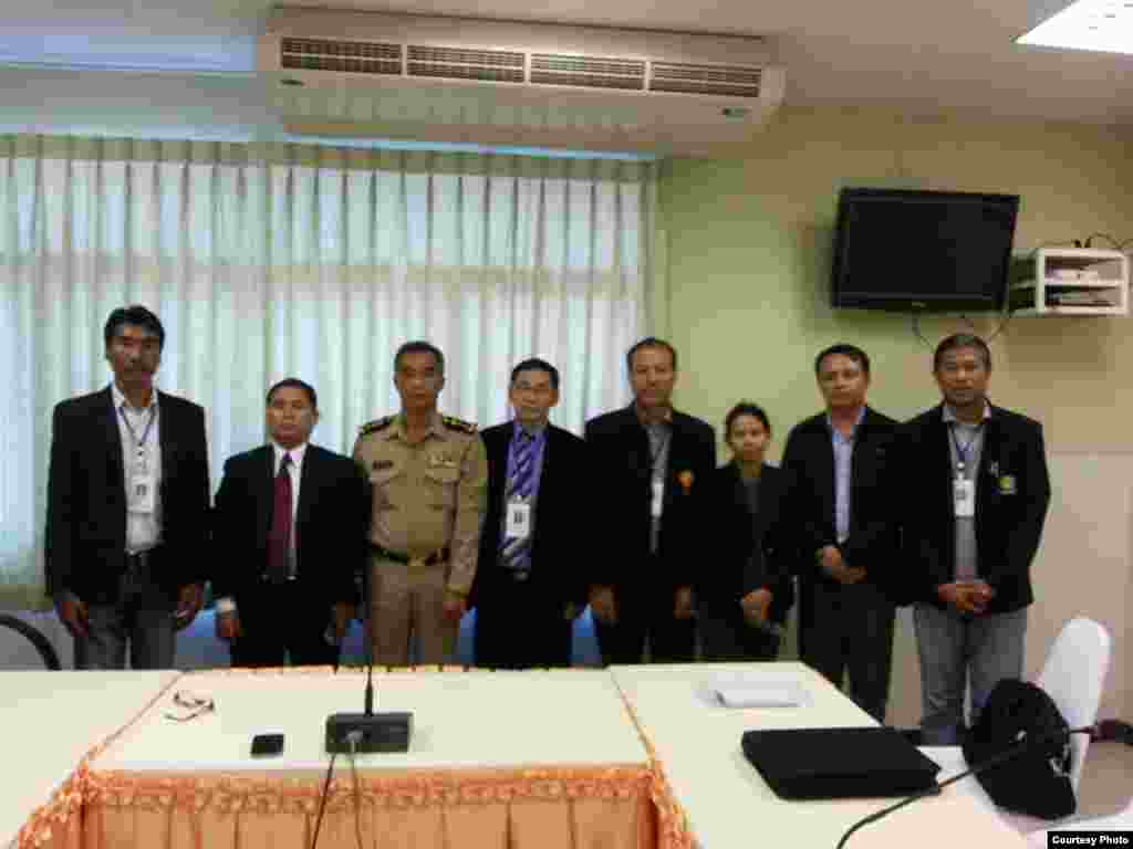 ေကာ့ေတာင္က်ြန္းအမႈကုိ သြားေရာက္ ေမးျမန္းဖို႔ ျမန္မာသံ႐ံုးက တာ၀န္ေပးထားတဲ့ ဒုတိယေကာင္စစ္၀န္ေခါင္းေဆာင္တဲ့ ကုိယ္စားလွယ္အဖဲြ႔ (ဓာတ္ပံု - ကိုမင္းဦး FED)
