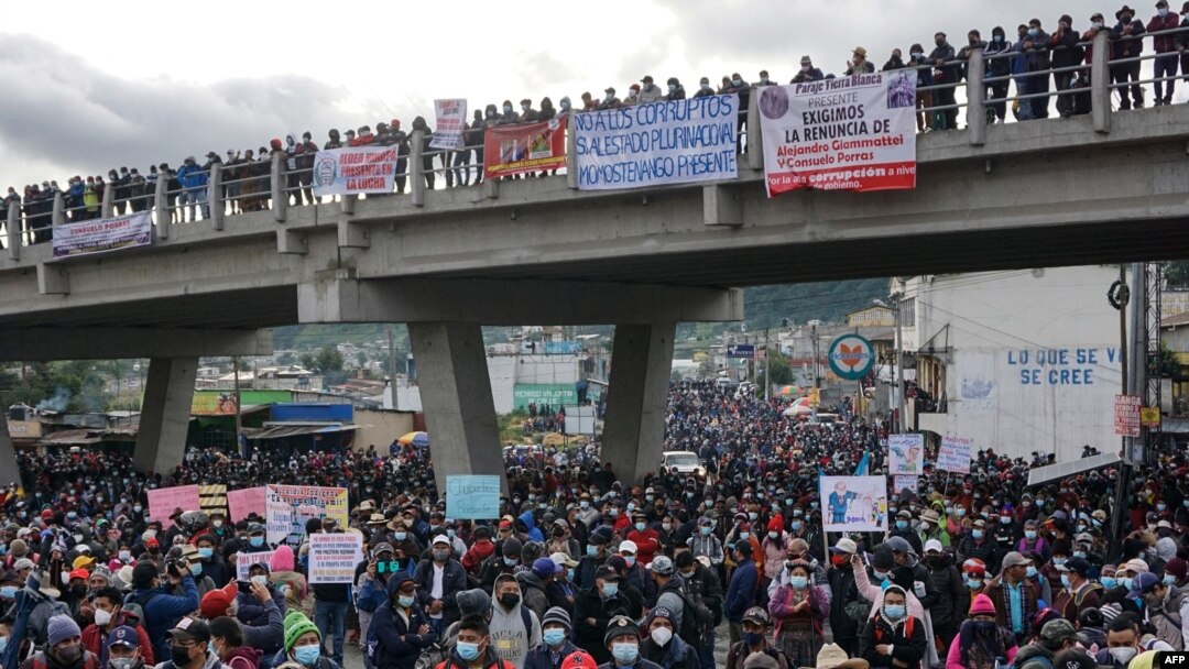 Guatemaltecos salen a las calles luego de que el Fiscal Especial contra la Impunidad de Guatemala Juan Francisco Sandoval fuera destituido, Guatemala, el 29 de julio de 2021.