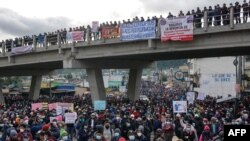 Guatemaltecos salen a las calles luego de que el Fiscal Especial contra la Impunidad de Guatemala Juan Francisco Sandoval fuera destituido, Guatemala, el 29 de julio de 2021.