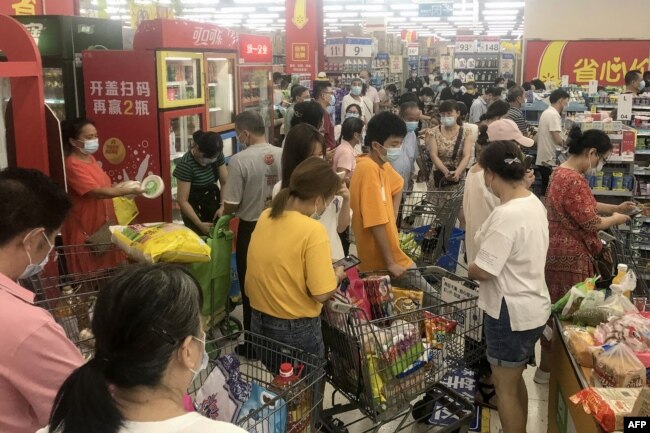 中国湖北武汉市民担心再度封城，涌入超市购物。（2021年8月2日）