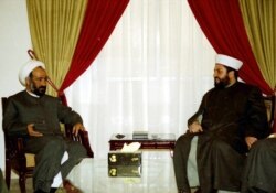 Una imagen sin fecha muestra al miembro principal del consejo político de Hezbolá, Muhammad Kawtharani (izquierda), y un jefe del grupo sunita musulmán Tawhid, Sheikh Bilal Shaaban, durante una reunión entre los dos clérigos a principios del 2000.