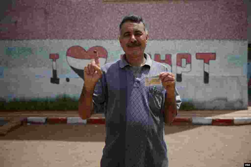 Post-revolution pride is on display outside voting stations, Cairo, Egypt, May 23, 2012. (Y. Weeks/VOA)