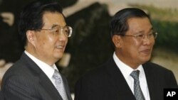 PM Kamboja Hun Sen (kanan) dan Presiden Tiongkok Hu Jintao, dalam pertemuan di Phnom Penh. Penahanan warga Prancis oleh Kamboja atas permintaan Tiongkok, tak dapat dipungkiri merupakan cerminan besarnya ketergantungan Kamboja pada Beijing. 