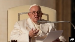 El papa Francisco habla durante su audiencia general semanal en la Plaza de San Pedro en el Vaticano, el miércoles 23 de noviembre de 2022.