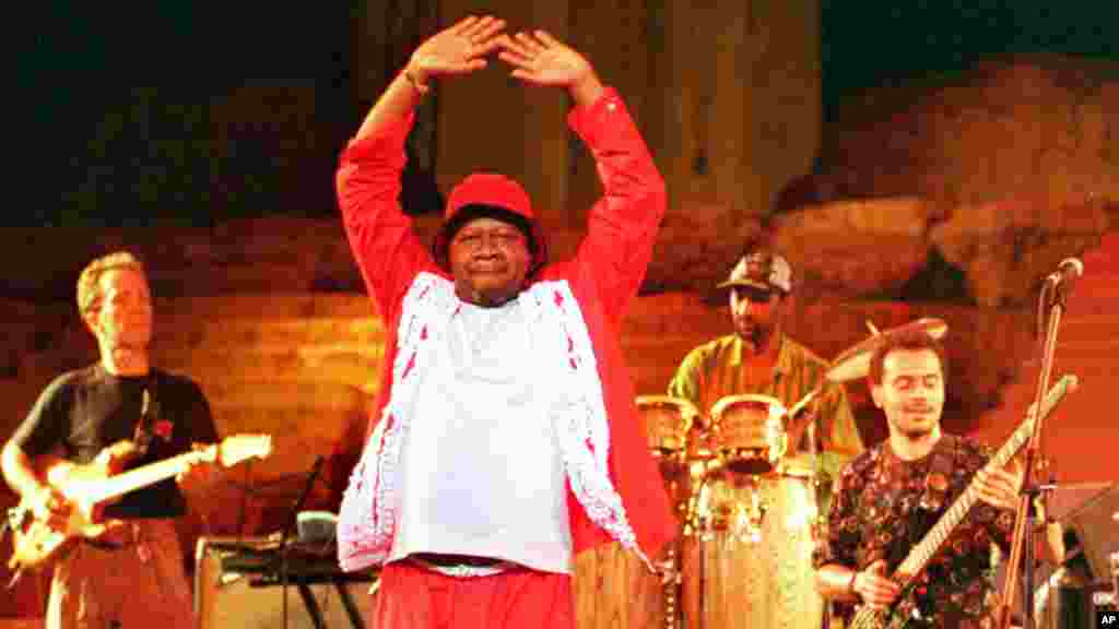 L'artiste Papa Wemba danse sur la scene du Festival International de Baalbek au Liban