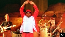 Papa Wemba, "le roi de la rumba" est mort à la suite d'un malaise alors qu'il était sur scène à Abidjan en Côte d'Ivoire. 
