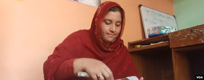 'سوئی دھاگہ' سے تربیت حاصل کرنے والی گلناز اب معقول معاوضہ کما رہی ہیں۔