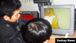 한국 속초해양경찰서가 북한 핵실험 이후 우려되는 사이버테러와 같은 추가도발에 대비해 GPS와 통신장비 점검에 나선 가운데 14일 직원들이 경비함정의 장비를 점검하고 있다.