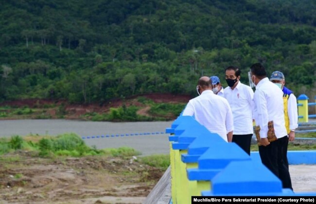 Presiden Joko Widodo meninjau Bendungan Napun Gete di Kabupaten Sikka, Nusa Tenggara Timur, Selasa, 23 Februari 2021. (Foto: Muchlis/Biro Pers Sekretariat Presiden)