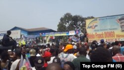 Le chef de l'opposition congolaise, Jean-Pierre Bemba, salue la foule à Kinshasa, en République démocratique du Congo, le 1er août 2018.