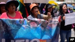 Manifestantes gritan consignas antigubernamentales para protestar contra los contratos de explotación de litio con empresas rusas y chinas en La Paz, Bolivia, el jueves 13 de febrero de 2025. AP