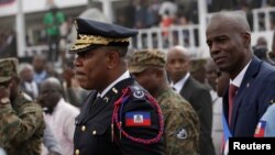 Prezidan ayisyen an, Jovenel Moise (adwat) ak Direktè Polis Nasyonal la, Michel-Ange Gedeon, agoch pandan inogirasyon Jovenel Moïse kòm prezidan Dayiti 7 fevriye 2017. Foto: REUTERS/Andres Martinez Casares 