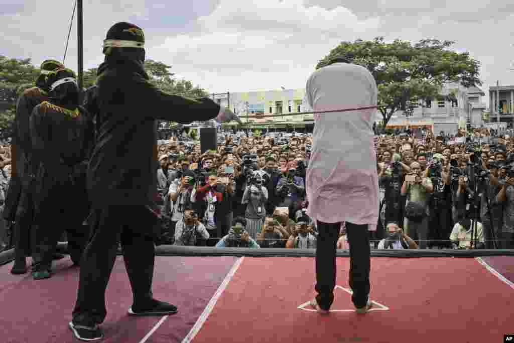 به دو مردی که در اندونزی رابطه جنسی داشتند، تازیانه زده می شود. 