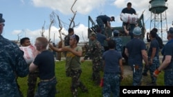 Американські та філіппінські моряки надають допомогу постраждалим від тайфуну
