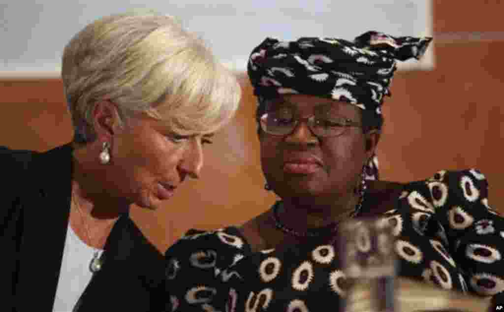International Monetary Fund Managing Director Christine Lagarde, left, and Nigeria's Finance Minister Ngozi Okonjo-Iweala confer during roundtable meeting with Nigerian business executives in Lagos, Nigeria, Tuesday, Dec 20, 2011. Lagarde warned Nigeria c