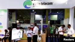 Pelanggan di salah satu kantor cabang Ethio Telecom di Addis Ababa. Ethio Telecom adalah salah satu perusahaan milik negara Ethiopia yang diperkirakan menarik investor.