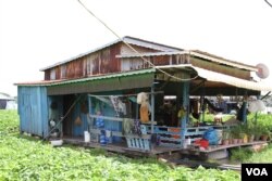 ផ្ទះបណ្តែតទឹកតាមដងទន្លេសាប ក្នុងសង្កាត់ច្រាំងចំរេះពីរ ខណ្ឌឬស្សីកែវ រាជធានីភ្នំពេញ ថ្ងៃទី៩ ខែមិថុនា ឆ្នាំ២០២១។ (កាន់ វិច្ឆិកា/វីអូអេ)