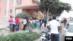 Jovens excluídos das assembleias de voto, em protesto diante da Comissão Eleitoral provincial do Namibe