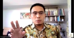 Direktur Eksekutif CORE Indonesia, Mohammad Faisal dalam sebuah webinar. (Foto: screenshoot/Petrus Riski-VOA)